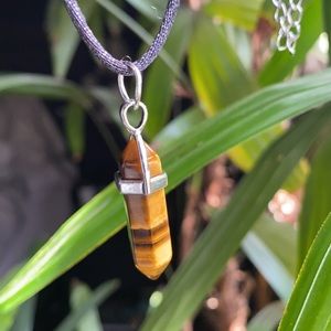♥️ Tigers Eye Cut Stone Pendant Necklace NWOT